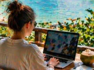 Workation Là Gì? Xu Hướng Du Lịch Kết Hợp Làm Việc
